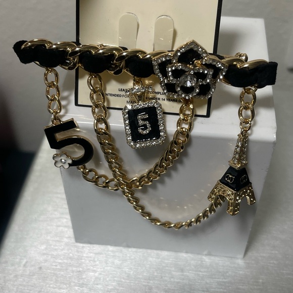 Stunning Black and Gold Charm Brooch. - Picture 7 of 8